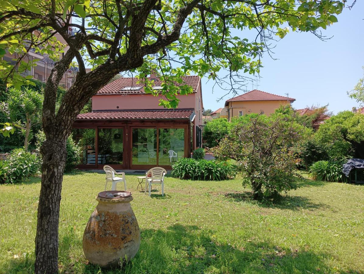 Villetta Con Giardino A Due Passi Dal Mare 임페리아 외부 사진
